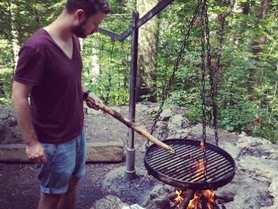 Le grill, à disposition des promeneurs, se trouve à mi-parcours.
