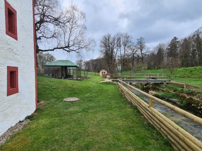 <p>Entre le moulin et la rivière</p>