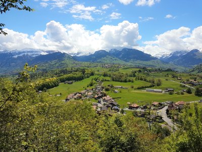 Vue sur Hondrich depuis le point de vue du Hondrichhügel