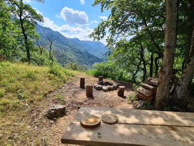 Place de pique-nique vers le château et vue sur le Creux-du-Van