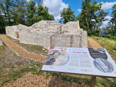 <p>Ruines et panneau explicatif</p>