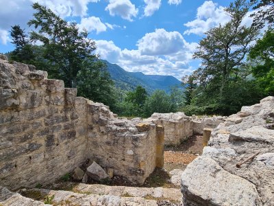 <p>Vue de l'intérieur des ruines en direction du Creux-du-Van</p>