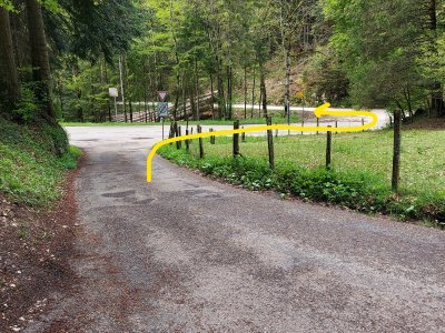 Depuis le parking, traverser la route principale pour démarrer le sentier.