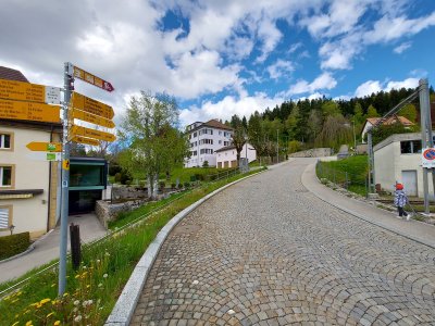 Remontée depuis la gare vers la route principale.