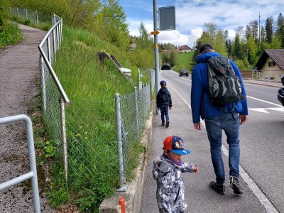 En montant à gauche, on rentre par le sentier pédestre, avec possibilité de voir le domaine du Châtelard ayant appartenu aux Jürgensen