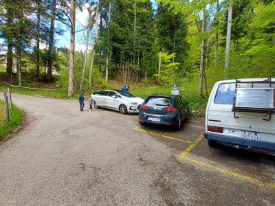 Parking = 3 places gratuites réservées aux visiteurs de la Tour