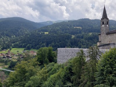En bas à gauche, le pont et à droite l'église de Troistorrents