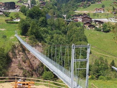 Un des bancs surplombants le pont