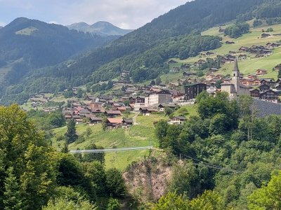 Le pont suspendu et le village de Troistorrents