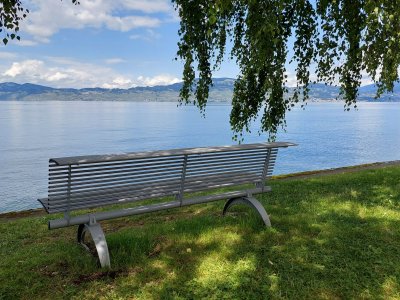 <p>Un banc le long des quais, côté français de St-Gingolph</p>