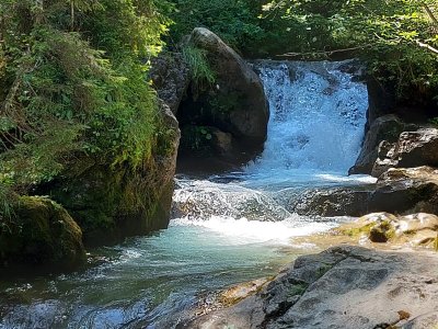 <p>Une magnifique petite cascade le long de la Vièze</p>