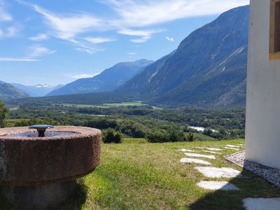 A côté de la chapelle