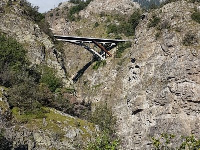 Tout là-haut, le pont de Gueuroz