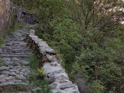 Chemin de montée empierré
