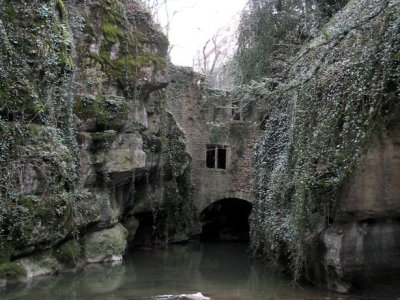 Le vieux moulin, depuis le fond du Gor de Vauseyon