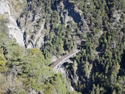 Le pont de fer sur le Bietschbach vu d'en haut