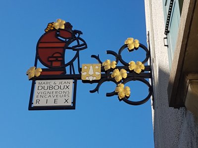 Enseigne à Riex