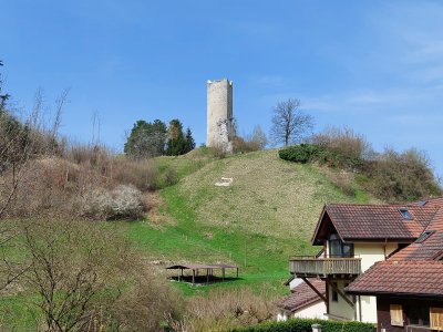 Au départ de Montagn-les-Monts, vue sur le donjon