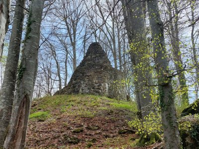 En haut de la colline, le donjon