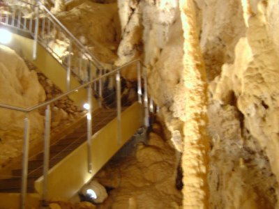 Un escalier à l'intérieur des grottes