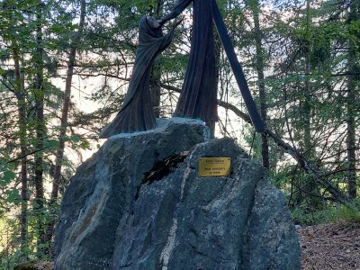 A la montée, nous suivons une partie d'un chemin de croix