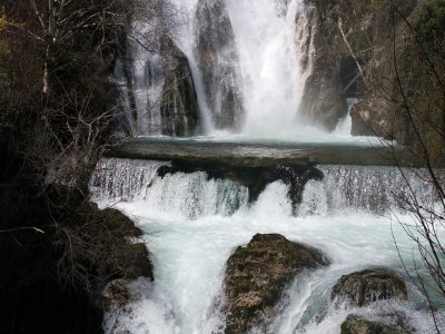 La chute vue d'en bas lors de la fonte des neiges