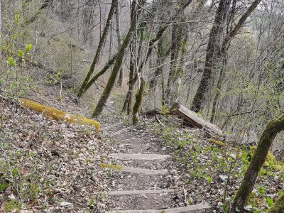 Au début de la descente qui plus bas est raide