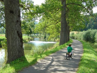Chemin ombragé et facilement praticable à vélo pour les plus jeunes