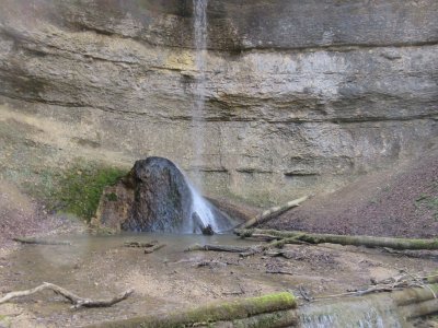 La falaise et la cascade