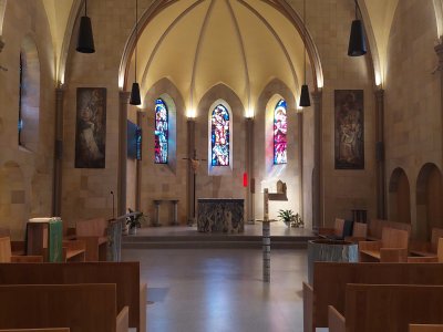 <p>A l'intérieur de l'église catholique</p>