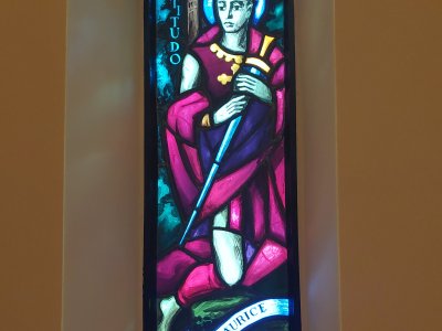 <p>Un des vitraux de l'église catholique</p>