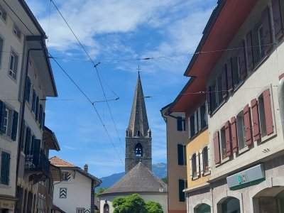 <p>Une rue pleine de charme et le temple protestant</p>