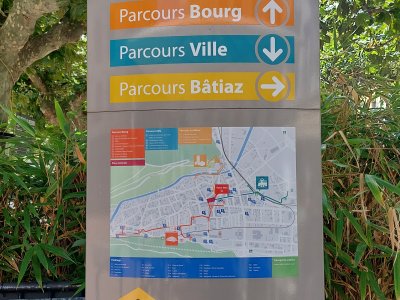 <p>Panneau, sur la Place Centrale</p>