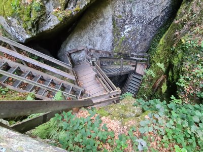 Escaliers pour atteindre la Grotte aux Nymphes