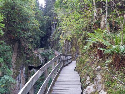La passerelle en bois pour accéder aux gorges mystérieuses