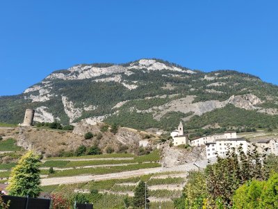 Vue sur le bourg de Saillon et le donjon Bayart