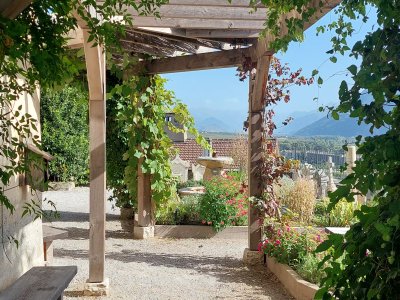 Le jardin médiéval, au pied de l'église