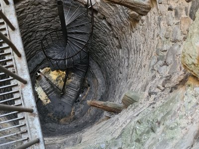 Vue des escaliers dans le donjon Bayart