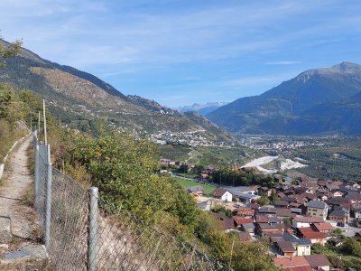 Le chemin surplombe Varonne