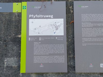 Des panneaux didactiques jalonnent le chemin