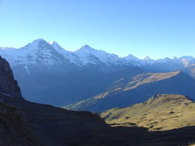 de gauche à droite:

Eiger 3970m,
Mönch 4099m,
Jungfrau 4158m,
Mittaghorn 3897m,
Breithorn 3786m