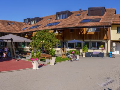 Le restaurant "Le St-Bar", sa terrasse et sa place de jeux