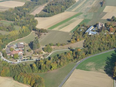 La Fondation St-Barthélemy vue du ciel. La Ferme est à gauche.