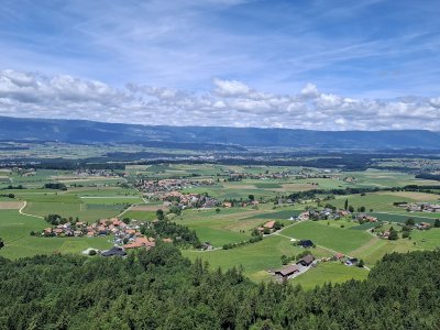 Vue sur le Jura et la campagne environnante
