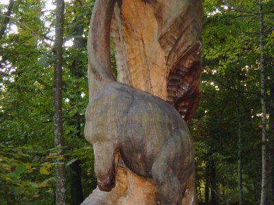 Un Apatosaure sculpté dans un tronc d'arbre