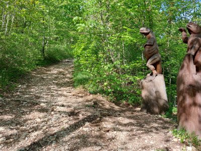 Chemin très agréable à parcourir. A droite, un Australopithèque et un Homo Erectus&nbsp;