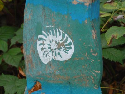 Le Sentier du Temps est balisé de poteaux peints en bleu