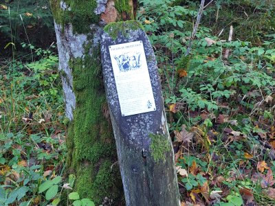 La plaque explicative a bien du mal à rester debout