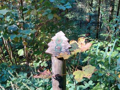 N° 8 sur un petit sapin en bois