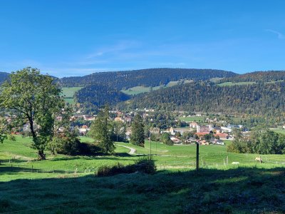 Vue dégagée sur le village de Couvet, en fin de balade